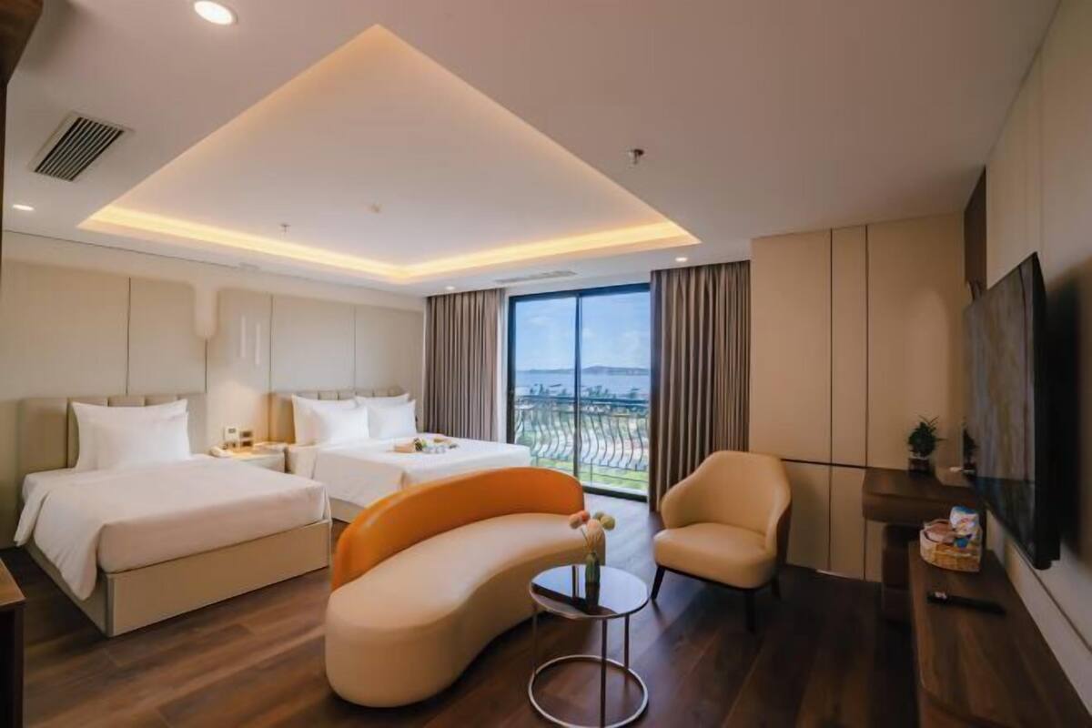 1 bedroom, premium bedding, minibar, in-room safe