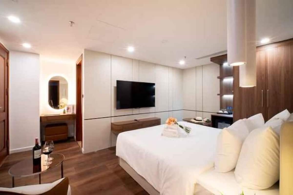 Premium bedding, minibar, in-room safe, desk