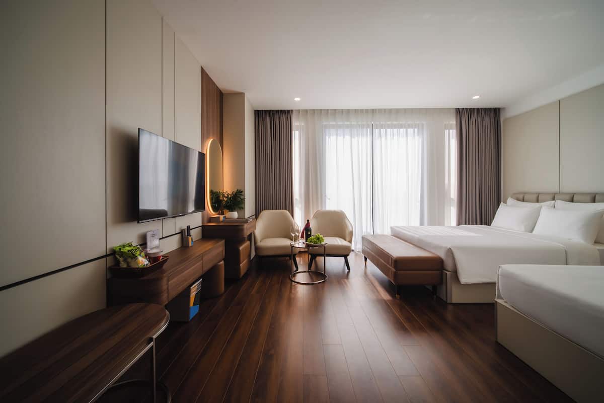 Habitación Deluxe con 2 camas individuales | Área de sala de estar | Smart TV de 30 pulgadas con canales por cable