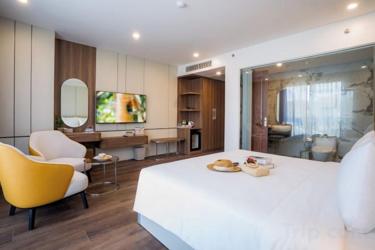 Premium bedding, minibar, in-room safe, desk