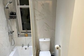 Een douche, een haardroger, handdoeken