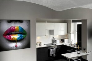 Frigorífico, microondas, horno y placa de cocina