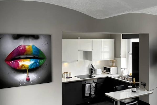 Réfrigérateur, four à micro-ondes, un four, surface de cuisson