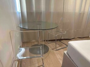 2 bedrooms, internet, bed sheets