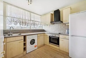 Kühlschrank, Mikrowelle, Ofen, Wasserkocher mit Kaffee-/Teezubehör