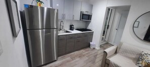 ثلاجة، ميكروويف، موقد طهي مسطح، ماكينة لصنع القهوة/الشاي