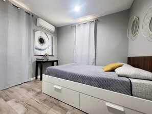 2 bedrooms, desk, free WiFi, bed sheets - D'lujo Apartment #1 w A/C, Wi-Fi, Parking (Vega Baja)