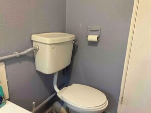 Dusj, hårføner, håndklær og toalettpapir