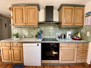 Fridge, microwave, oven, dishwasher - Very bright house with two terraces (Ars-en-Ré)