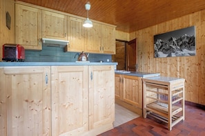 Kylskåp, mikrovågsugn, ugn och diskmaskin