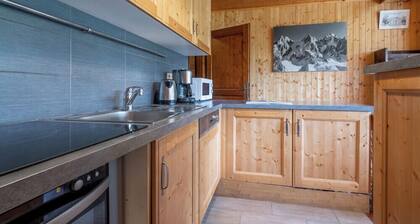 Spacious nest overlooking the Mont Blanc range.