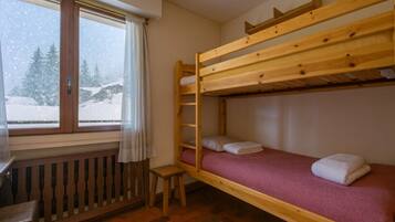 2 bedrooms, WiFi, bed sheets