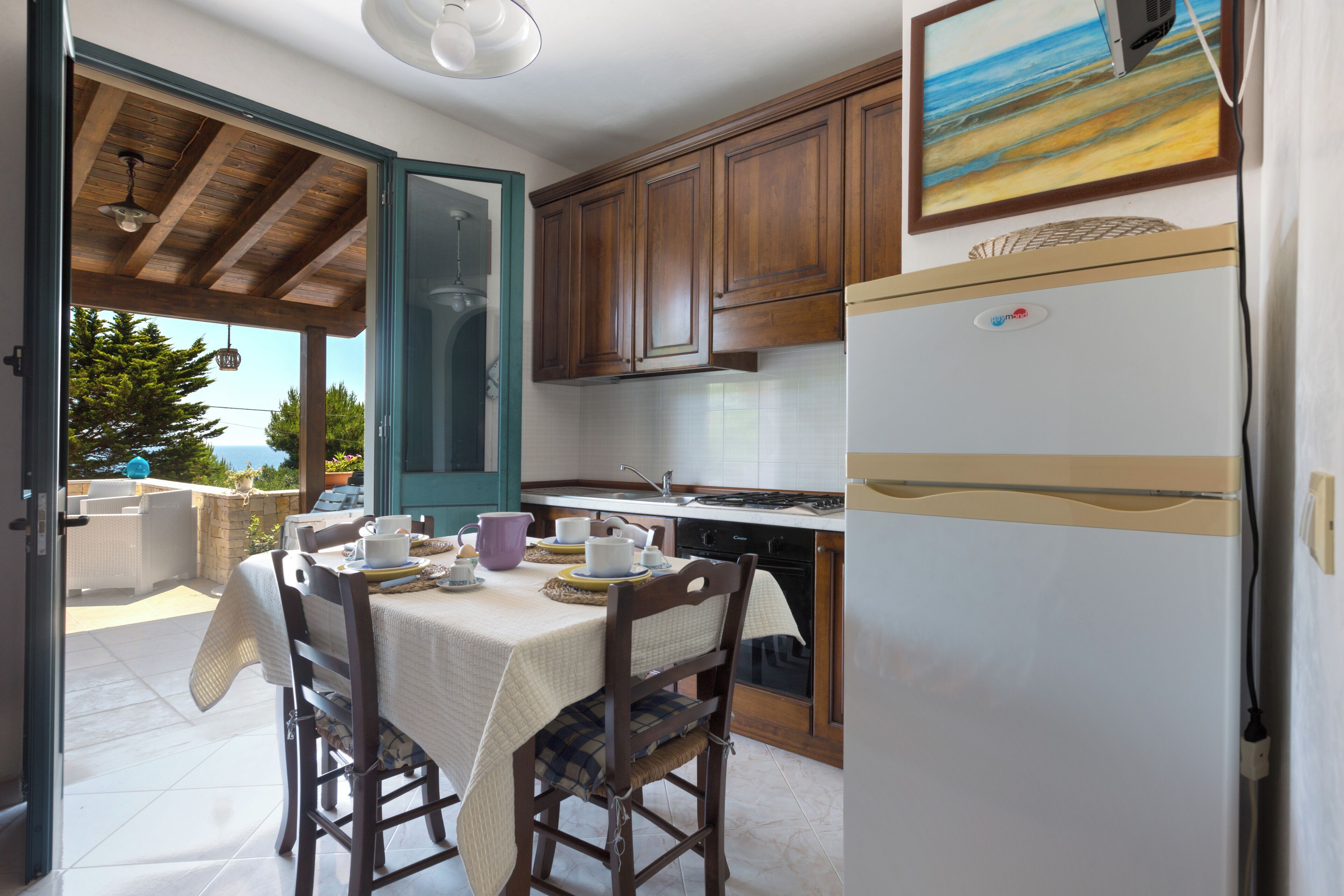 Kühlschrank, Herdplatte, Kochgeschirr/Geschirr/Besteck