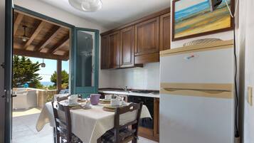 Frigorifero, piano cottura, pentole/stoviglie/utensili