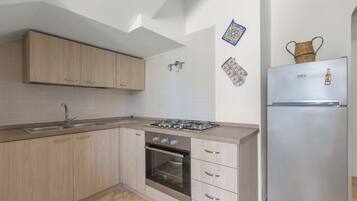 Frigorifero, piano cottura, pentole/stoviglie/utensili