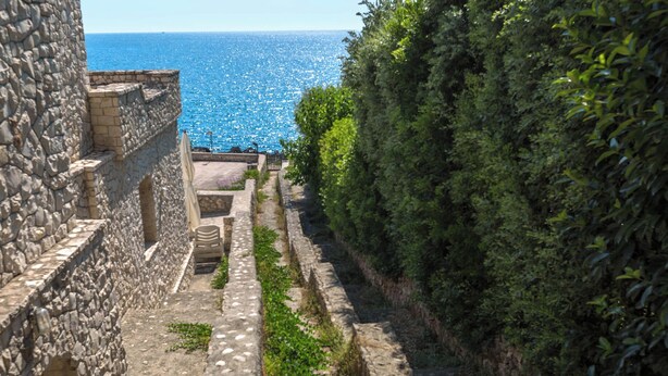 A stone pathway leading to a view of the sea, flanked by stone walls and greenery. - Affaccio Calipso - PT by BarbarHouse (Marittima)