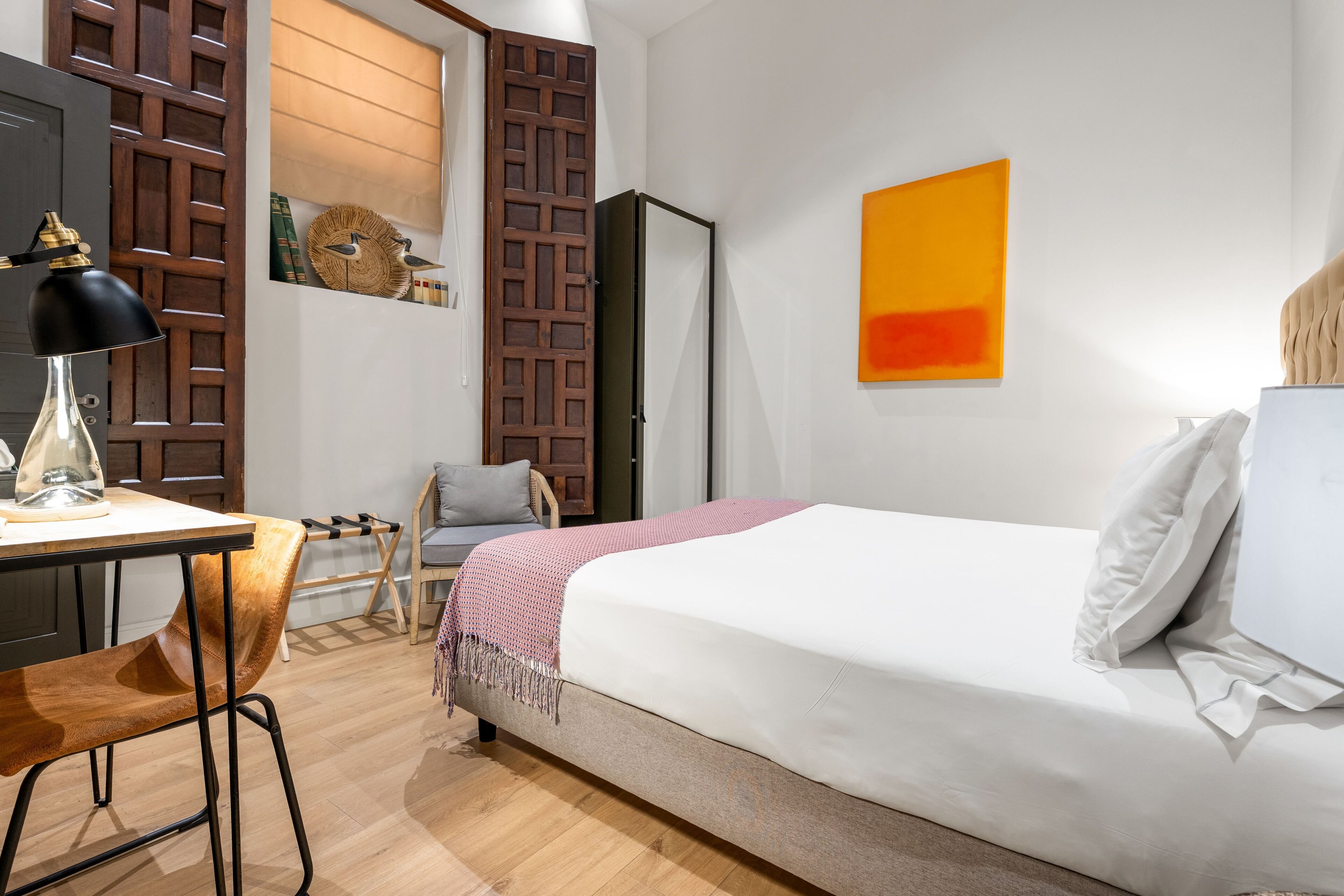 防敏寢具、迷你吧、房內夾萬、書桌