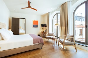 Hypo-allergenic bedding, minibar, in-room safe, desk