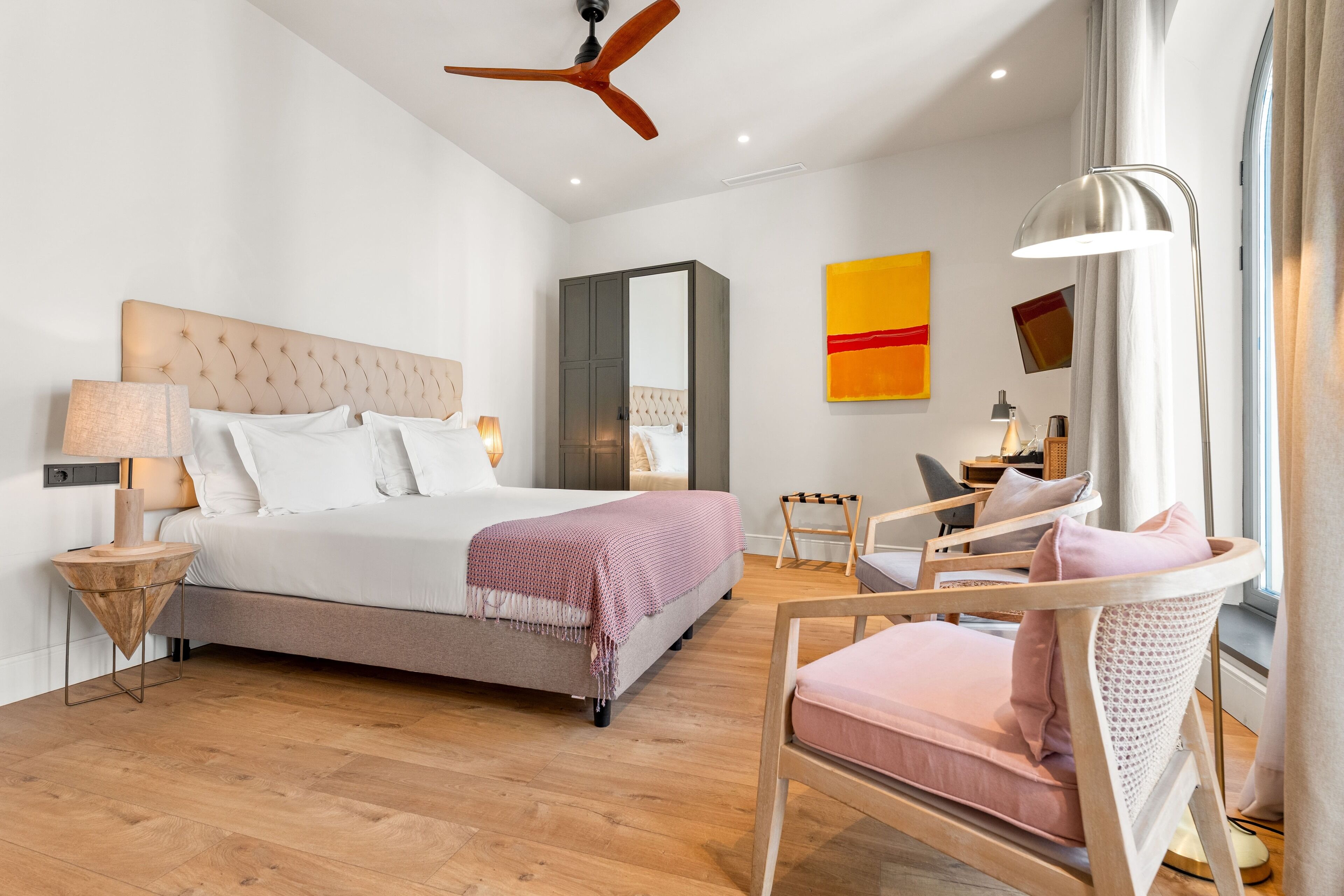 高級雙人或雙床房 | 防敏寢具、迷你吧、房內夾萬、書桌