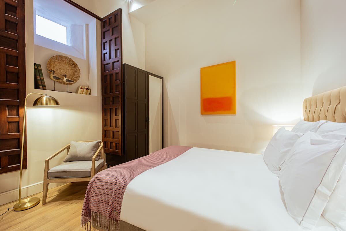 Kamer, 1 twee- of 2 eenpersoonsbedden, op benedenverdieping | Hypoallergeen beddengoed, een minibar, een kluis op de kamer, een bureau