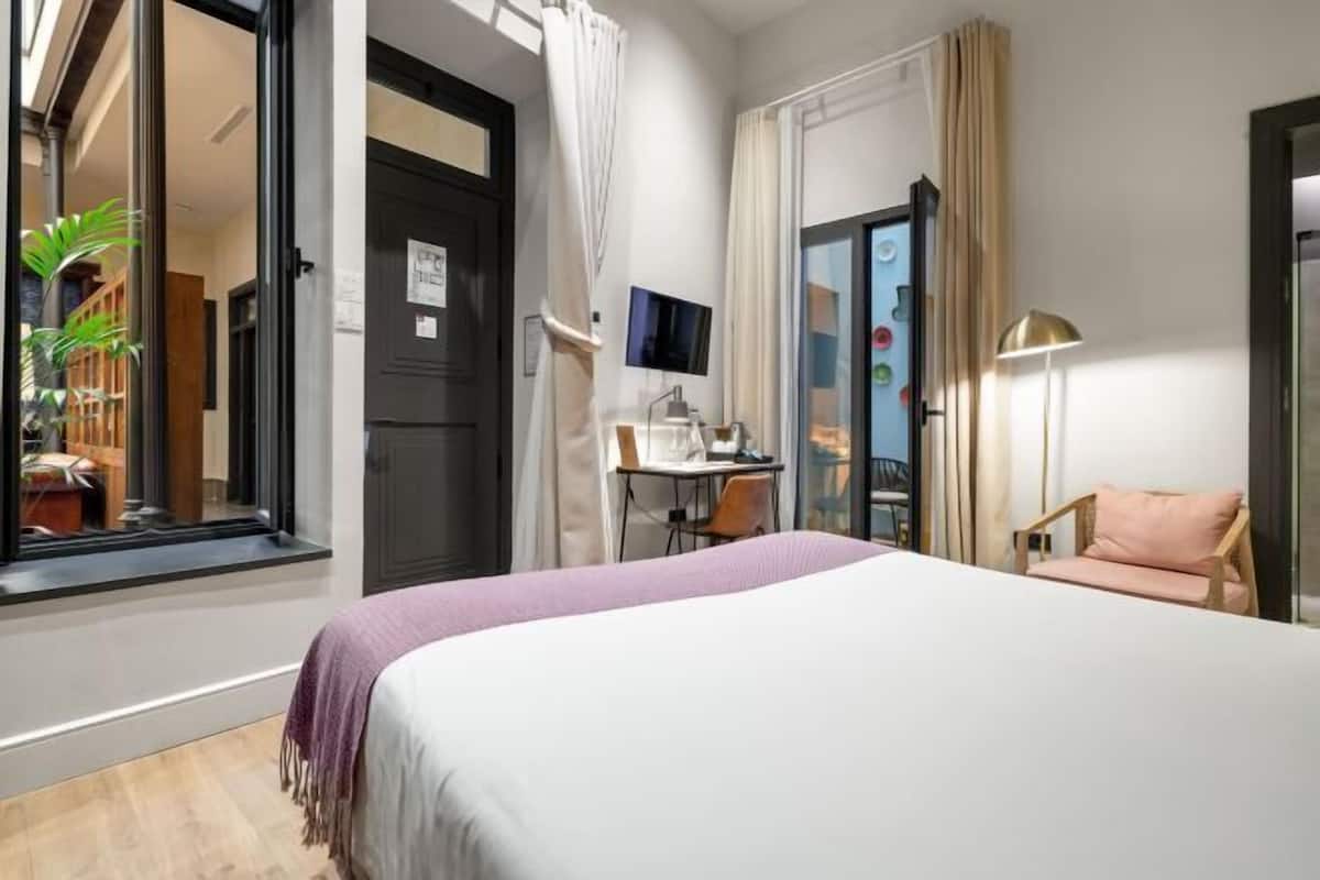 Literie hypoallergénique, minibar, coffres-forts dans les chambres