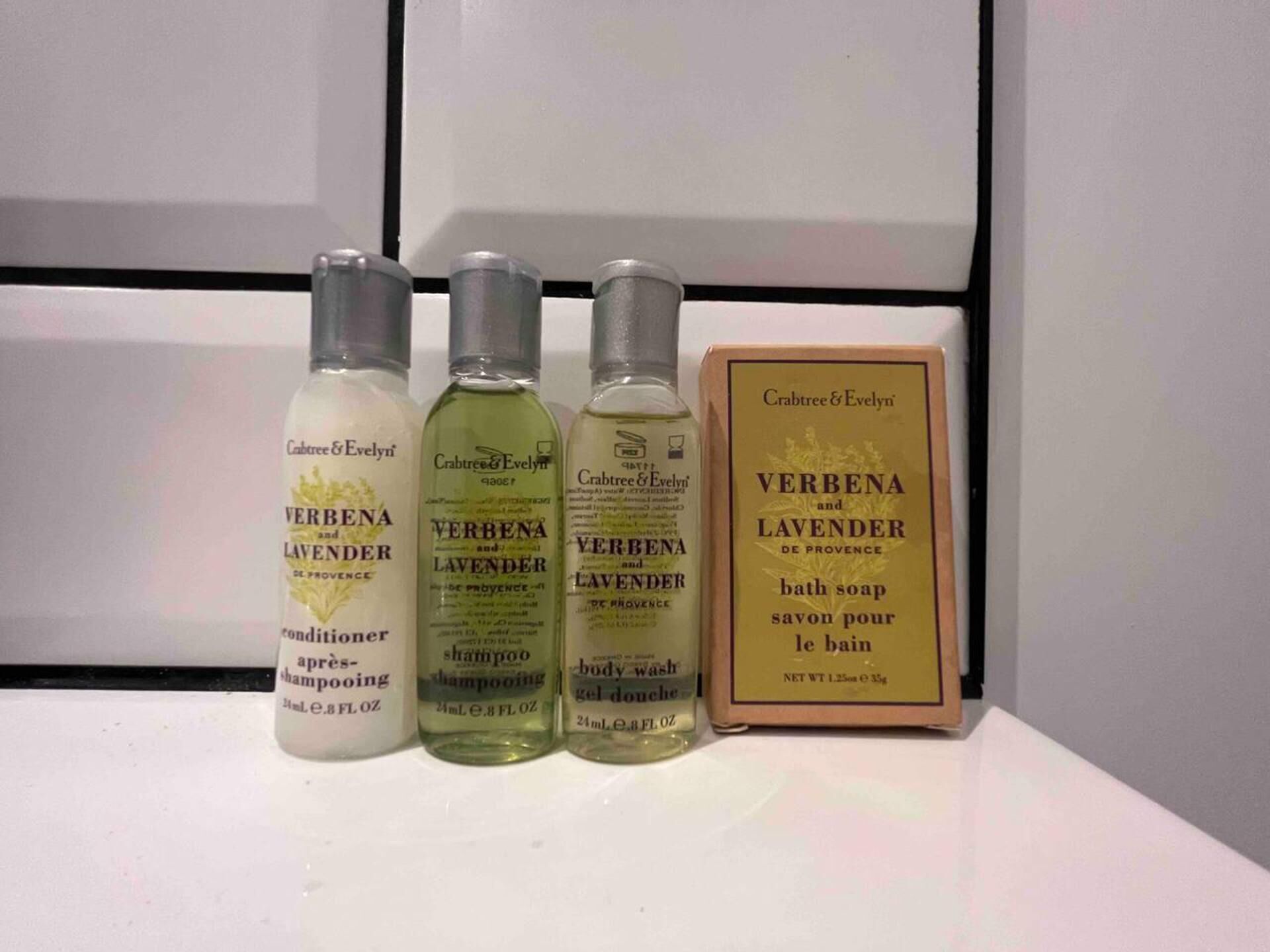 Cuatro botellas de verbena y lavanda Crabtree & Evelyn, y una caja de jabón de baño verbena y lavanda.