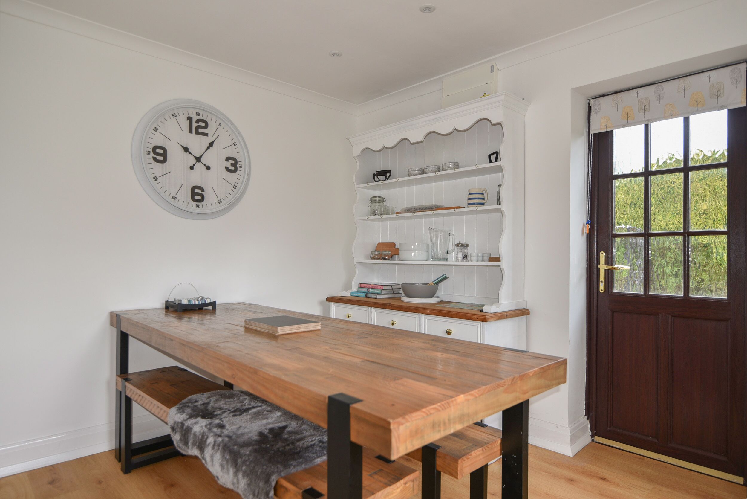 Een koelkast, een vaatwasser, een waterkoker, een broodrooster