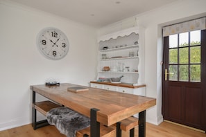 Jääkaappi, astianpesukone, vedenkeitin, leivänpaahdin