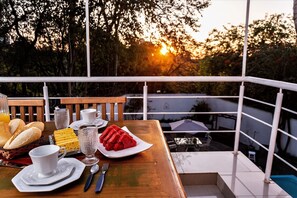 Outdoor dining - Casa na Lapa com Piscina e Churrasqueira (São Paulo)