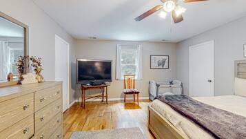 3 habitaciones, tabla de planchar con plancha y cuna de viaje