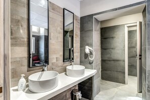 Bed in 6-Bed Male Dormitory Room | Bathroom | Shower, rainfall showerhead, hair dryer, toilet paper - Borgo Ripa Urban Travel (Rome)