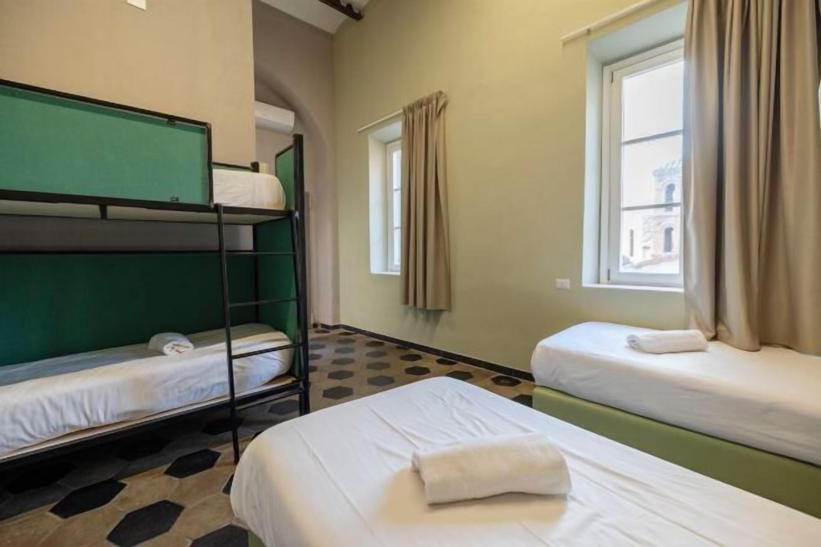 羽毛の掛け布団、防音設備、WiFi (無料)、ベッドシーツ