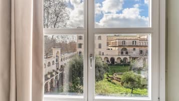 Large Double or Twin Room | Down duvets, soundproofing, free WiFi