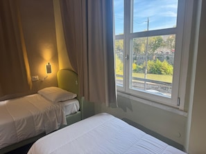 Basic Triple Room with Shared Bathroom | Daunenbettdecken, schallisolierte Zimmer, kostenloses WLAN
