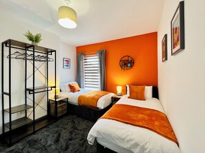 City Townhome | 4 bedrooms, iron/ironing board, free WiFi - Birkin House (Nottingham)