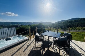 Outdoor dining - Spacious Lodge with woodburner, hot tub and beautiful views from the patio deck. (Pitlochry)
