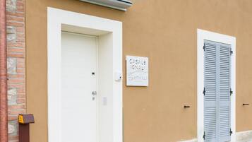A building entrance with a white door, a mailbox, and a sign reading "CASALE IONALI".