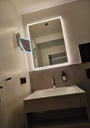 Dusche, Haartrockner, Handtücher, Seife