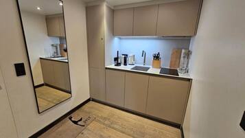 Frigorífico, microondas, placa de cocina y lavavajillas