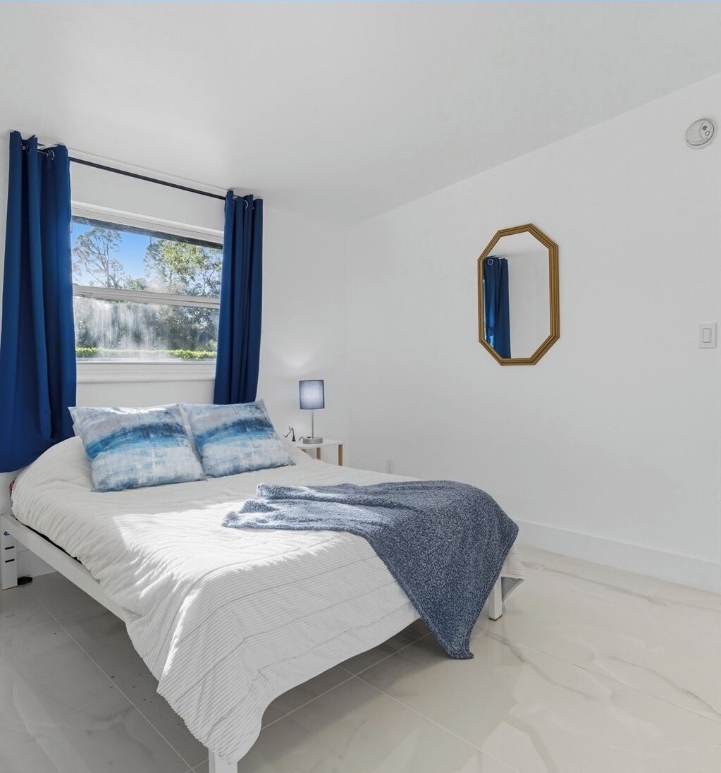 Beautiful Remodeled Home Close To Downtown & Shopping And Beaches - Naples, FL