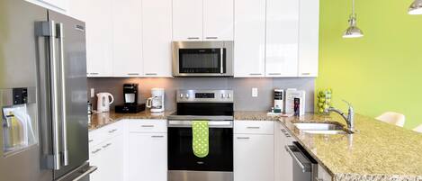 冷蔵庫、オーブン、コンロ、食器洗い機