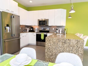 Fridge, oven, stovetop, dishwasher