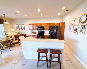 Fridge, microwave, oven, stovetop - Norwegian retreat at Windsor Hills (Kissimmee)