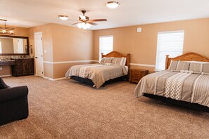 2 bedrooms, iron/ironing board, WiFi, bed sheets - Hilltop lodge with spectacular views and roaming wildlife. (Springtown)