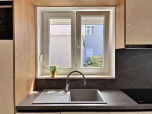 Køleskab, kogeplade, opvaskemaskine, kaffe-/temaskine