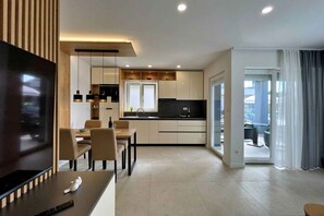 Kjøleskap, kokeplater, oppvaskmaskin og kaffetrakter/tekoker