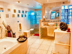 Deluxe Apartment, Ocean View | Bathroom | Free toiletries, hair dryer, towels, soap - Pacific Sunset Reñaca (Vina del Mar)