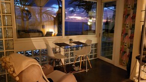 Leilighet – deluxe, havutsikt | Safe på rommet, wi-fi (inkludert) og individuelt dekorert