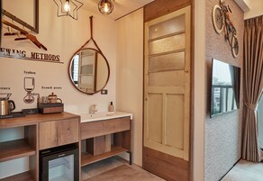 Doppia Classic, 1 letto queen | Bagno | Set di cortesia firmato, asciugacapelli, pantofole, asciugamani