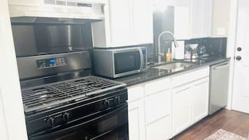 Deluxe Apartment | Private kitchen | Full-size fridge, microwave, oven, stovetop